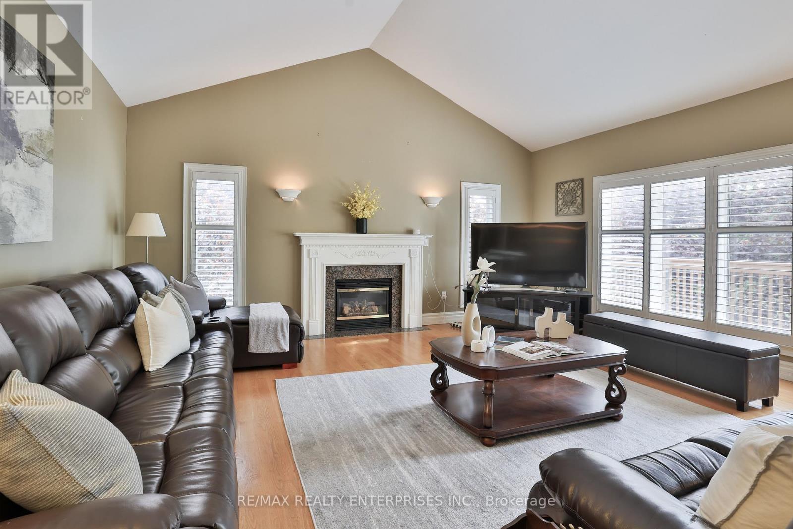 1832 Chesbro Court, Mississauga, ON - Indoor Photo Showing Living Room With Fireplace
