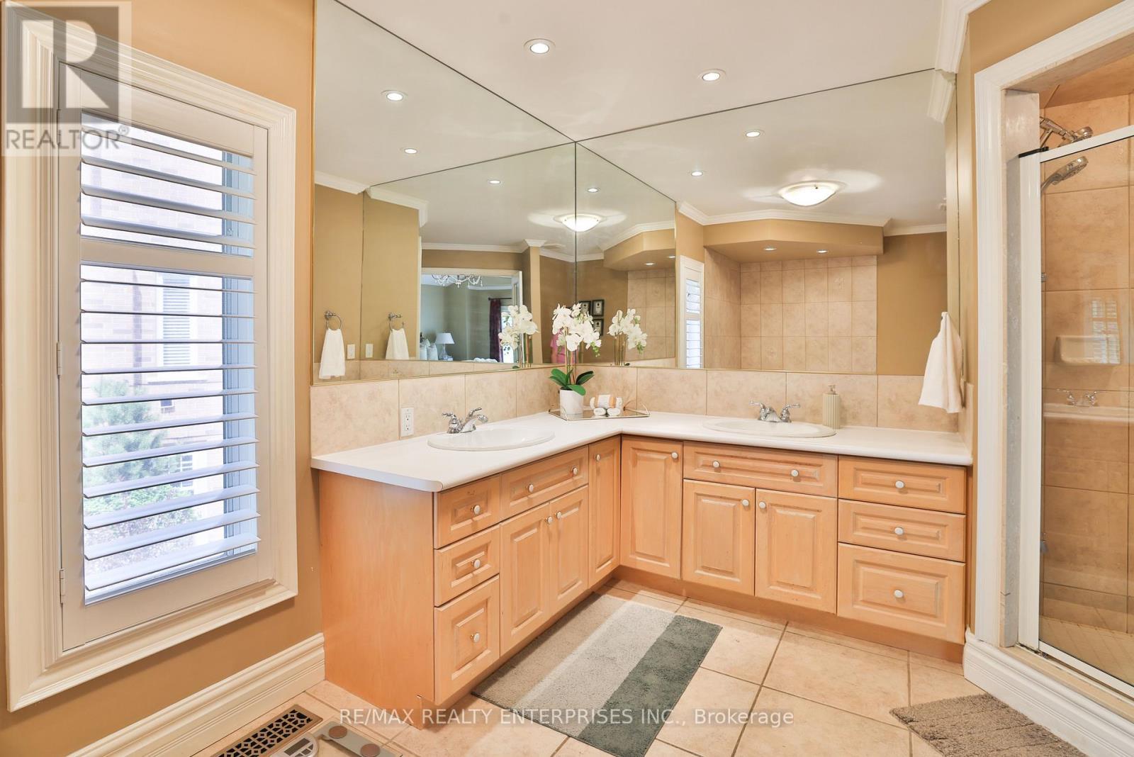 1832 Chesbro Court, Mississauga, ON - Indoor Photo Showing Bathroom