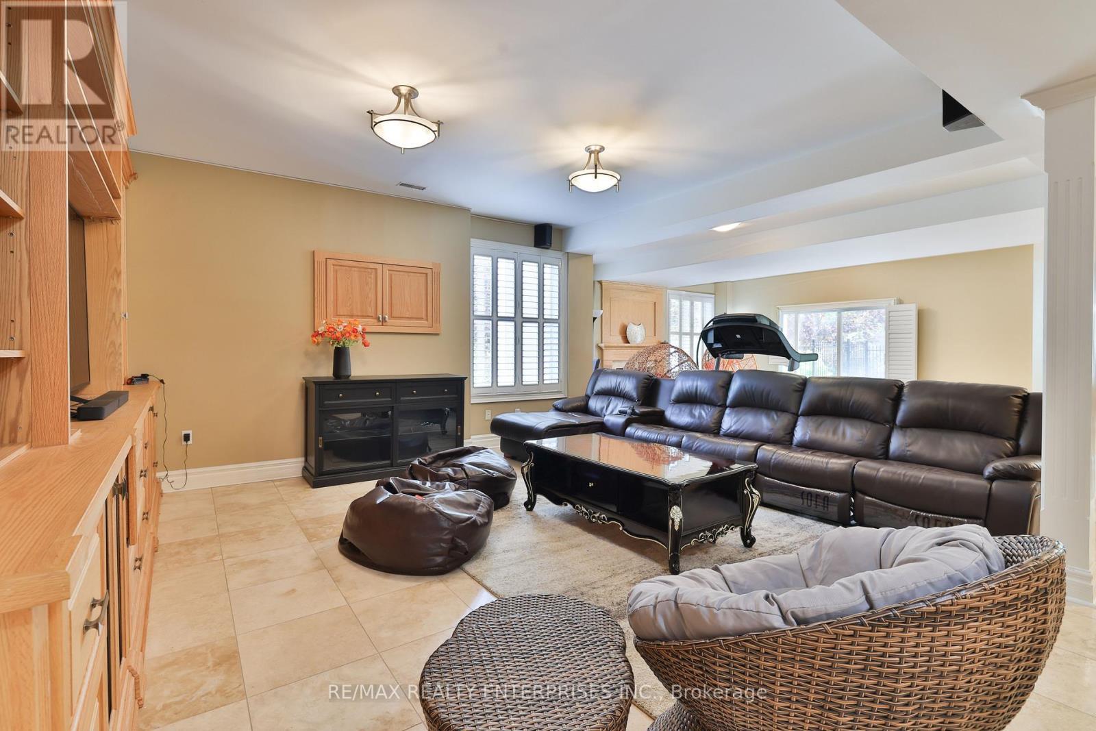1832 Chesbro Court, Mississauga, ON - Indoor Photo Showing Living Room