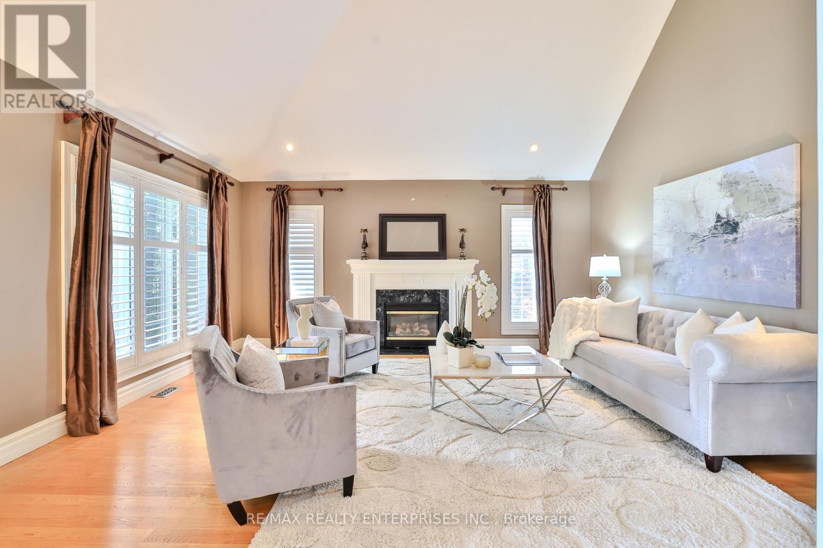 1832 Chesbro Court, Mississauga, ON - Indoor Photo Showing Living Room With Fireplace