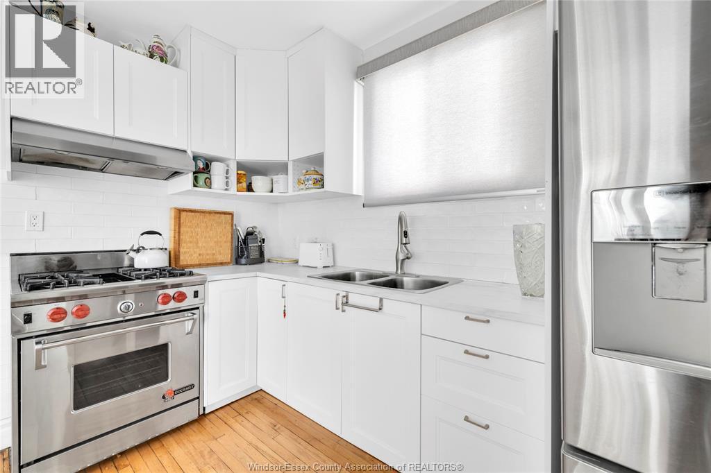 712 Gladstone, Windsor, ON - Indoor Photo Showing Kitchen With Double Sink