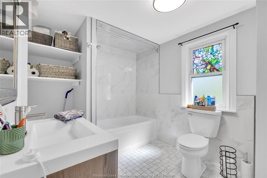 712 Gladstone, Windsor, ON - Indoor Photo Showing Bathroom