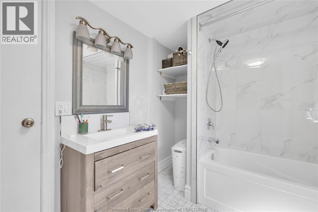 712 Gladstone, Windsor, ON - Indoor Photo Showing Bathroom