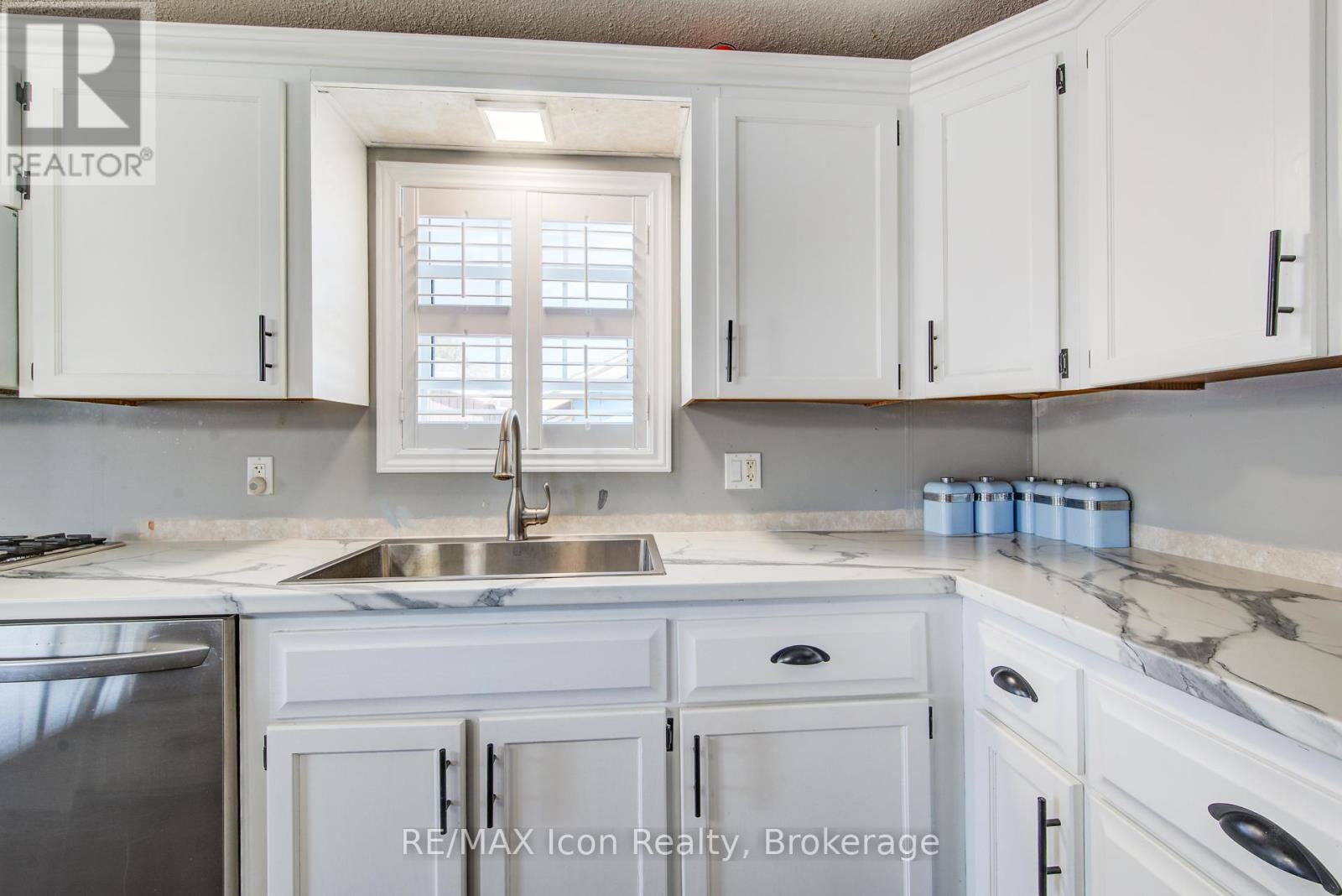 11 Hemlock Crescent, Puslinch, ON - Indoor Photo Showing Kitchen