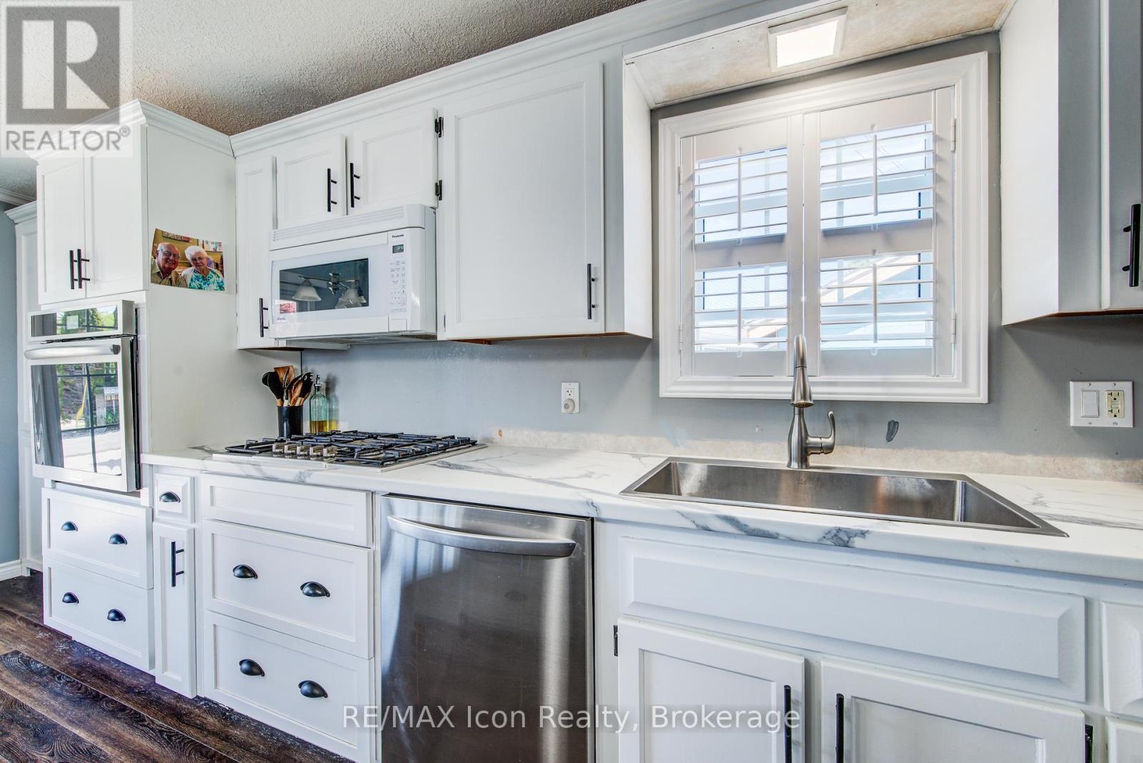 11 Hemlock Crescent, Puslinch, ON - Indoor Photo Showing Kitchen