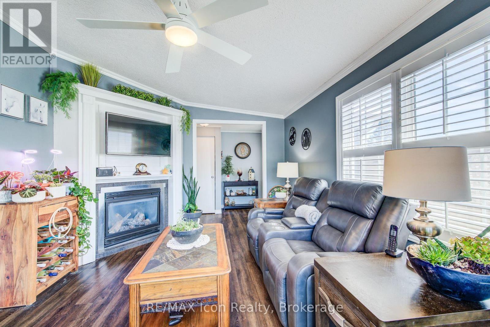 11 Hemlock Crescent, Puslinch, ON - Indoor Photo Showing Living Room With Fireplace