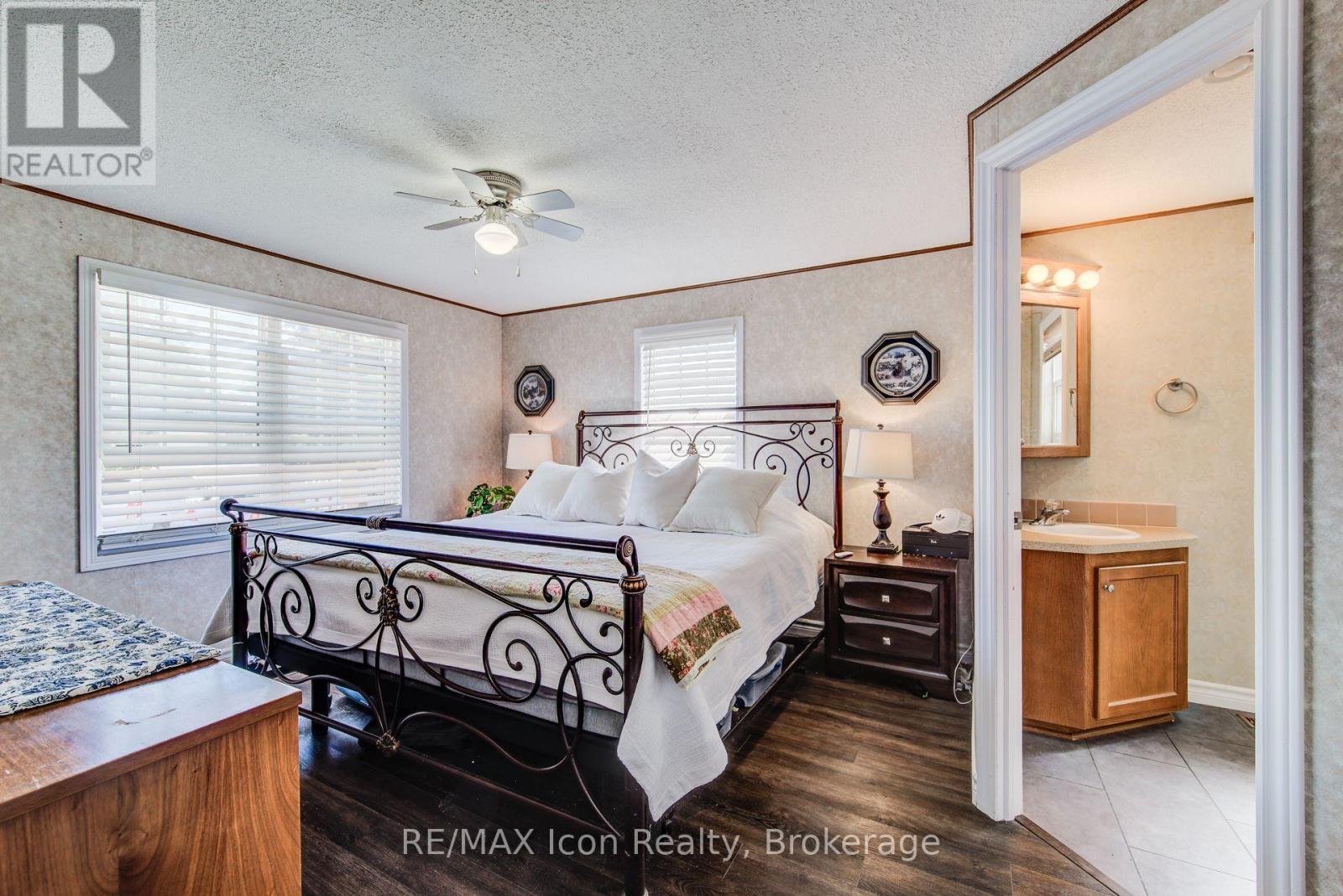 11 Hemlock Crescent, Puslinch, ON - Indoor Photo Showing Bedroom
