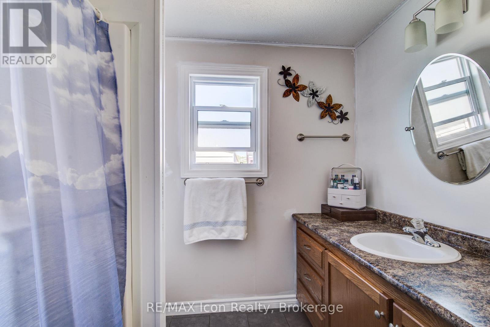 11 Hemlock Crescent, Puslinch, ON - Indoor Photo Showing Bathroom