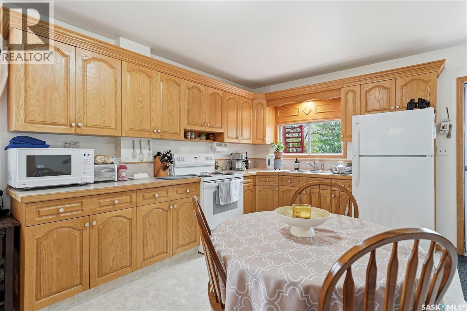 107-109 Shawondasse Drive, Manitou Beach, SK - Indoor Photo Showing Kitchen