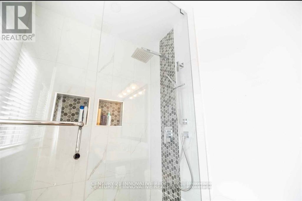 Upper - 165 Emick Drive, Hamilton, ON - Indoor Photo Showing Bathroom