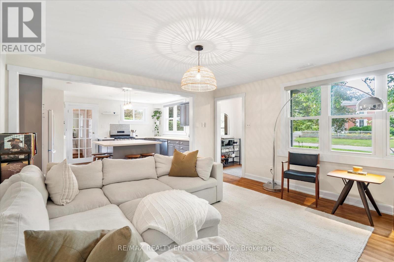6295 Guelph Line, Burlington, ON - Indoor Photo Showing Living Room