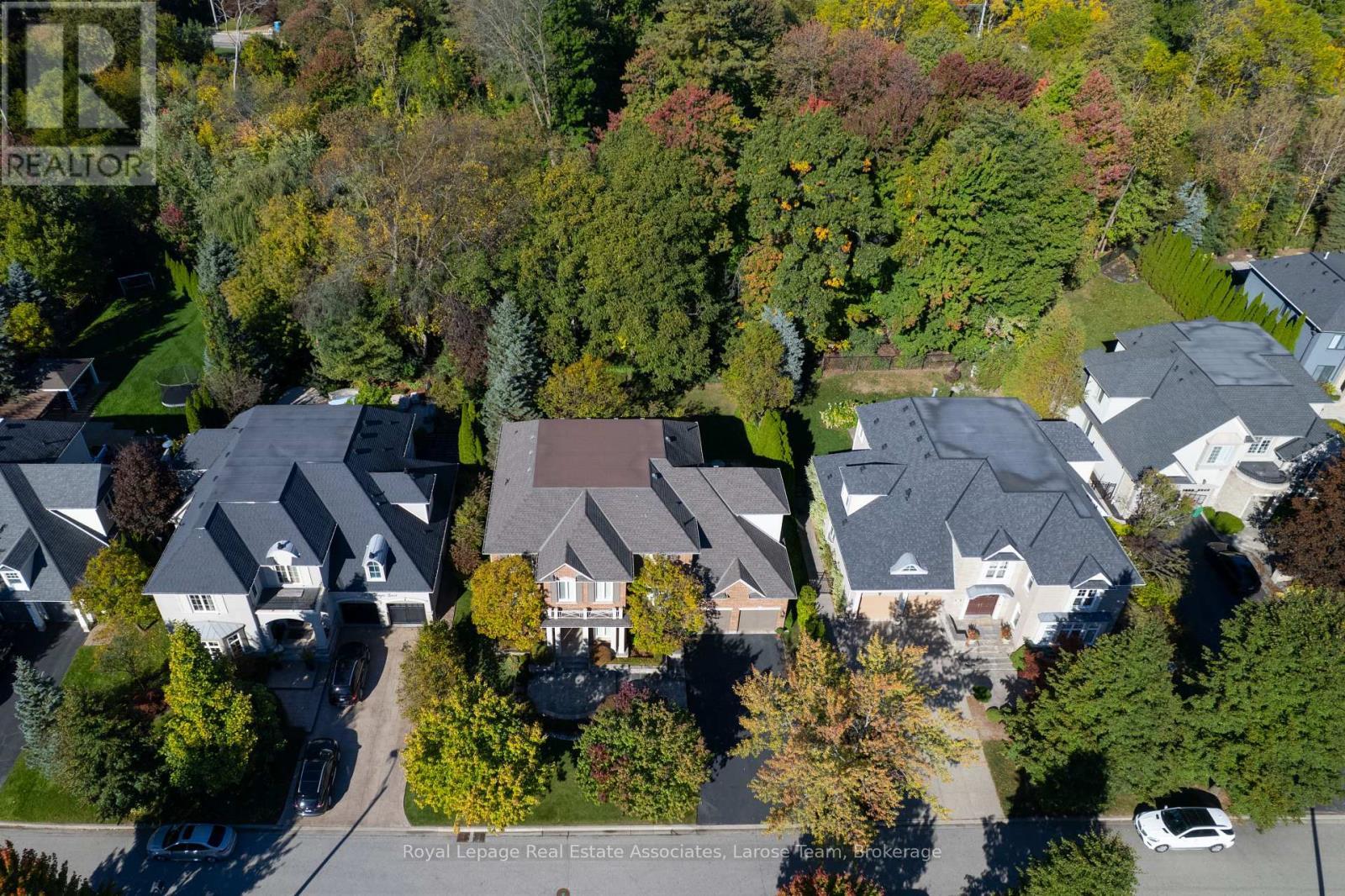 Gladwyne Court Private Enclave w/ Forest Backdrop - 562 Gladwyne Court, Mississauga, ON - Outdoor With Facade