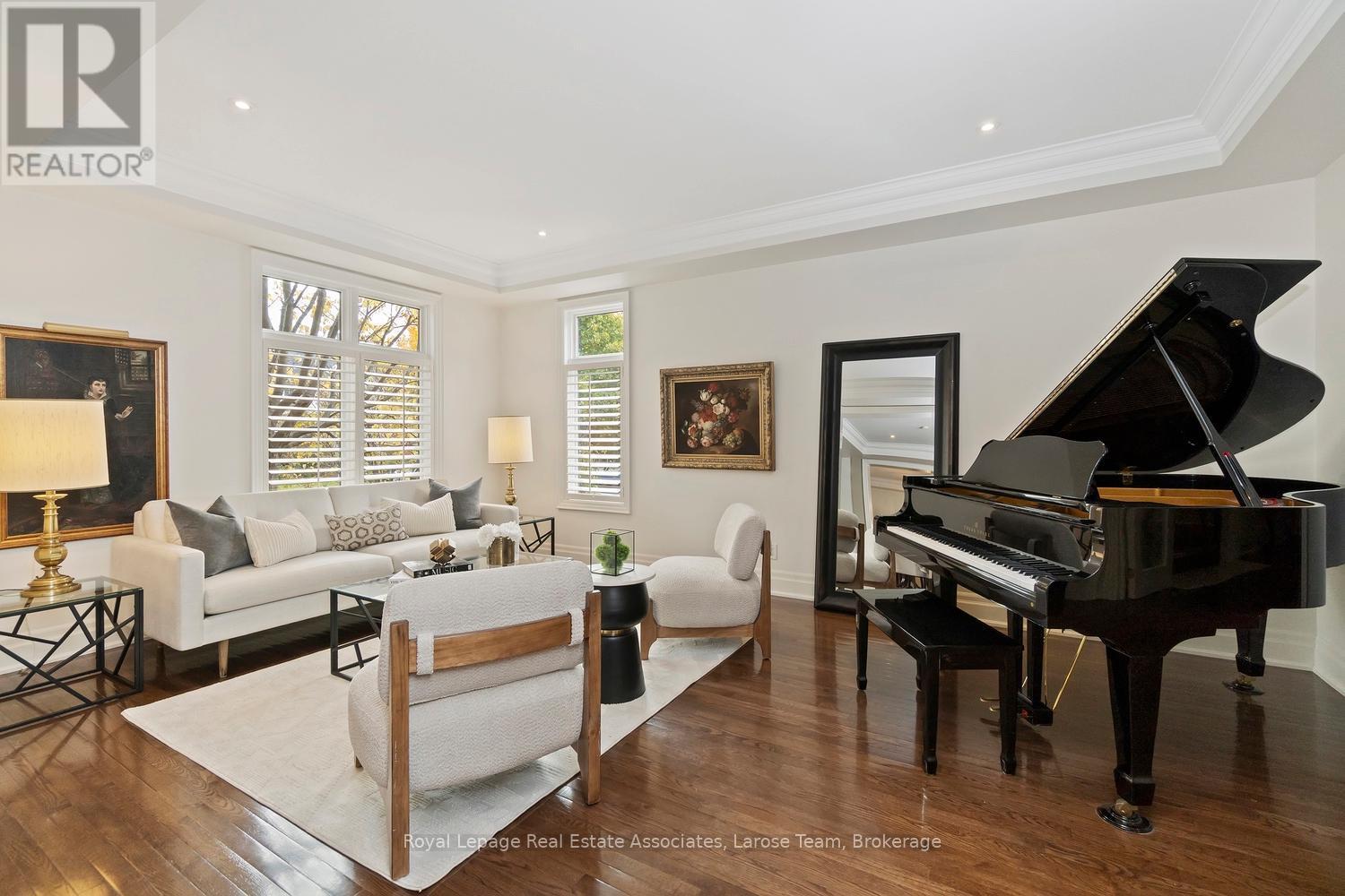9 Ft Ceilings & 7 Inch Baseboards on Main Floor - 562 Gladwyne Court, Mississauga, ON - Indoor Photo Showing Living Room