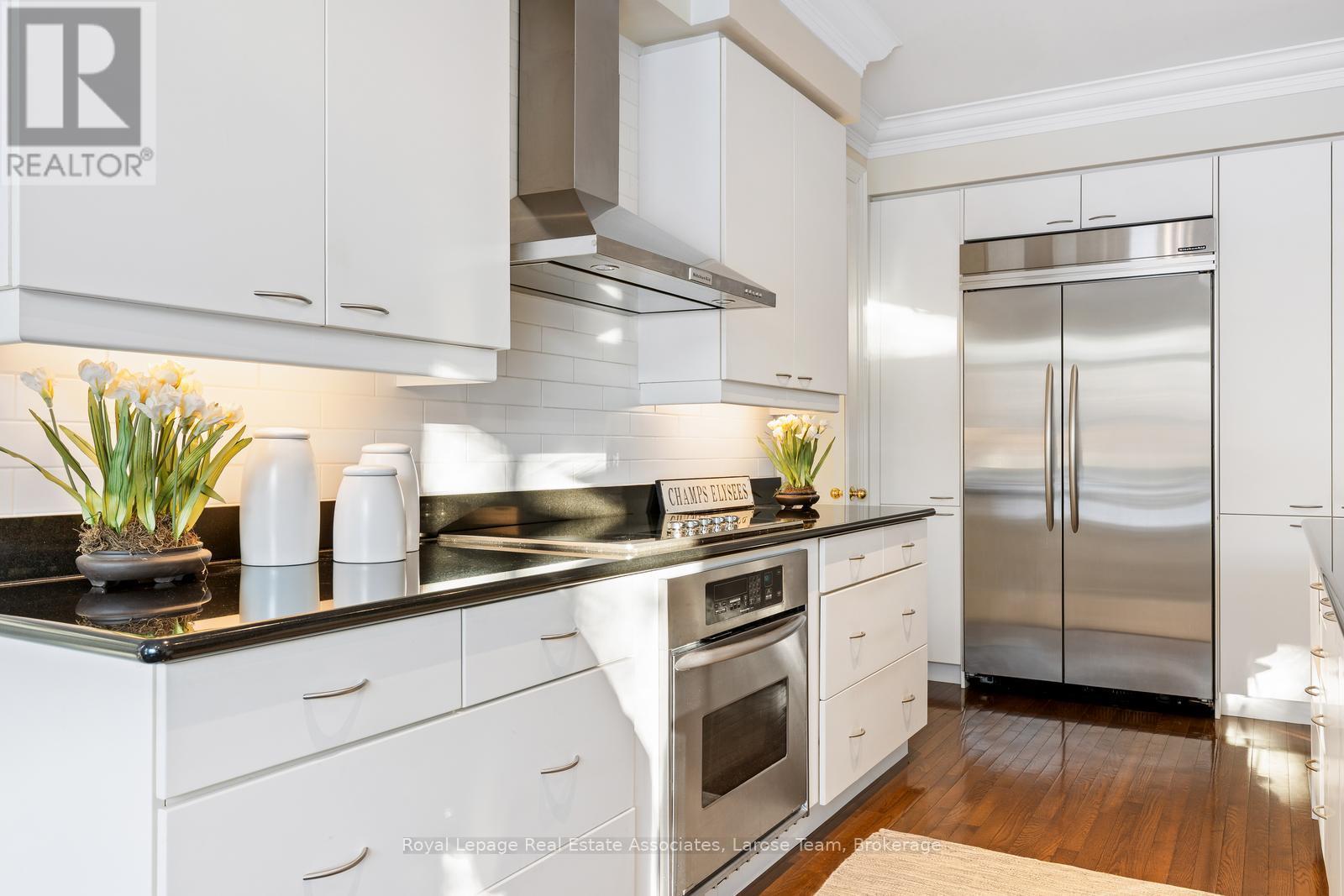 562 Gladwyne Court, Mississauga, ON - Indoor Photo Showing Kitchen With Upgraded Kitchen