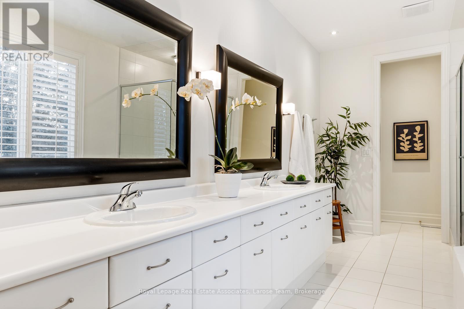 Primary Five-Piece Ensuite w/ Double Sinks - 562 Gladwyne Court, Mississauga, ON - Indoor Photo Showing Bathroom