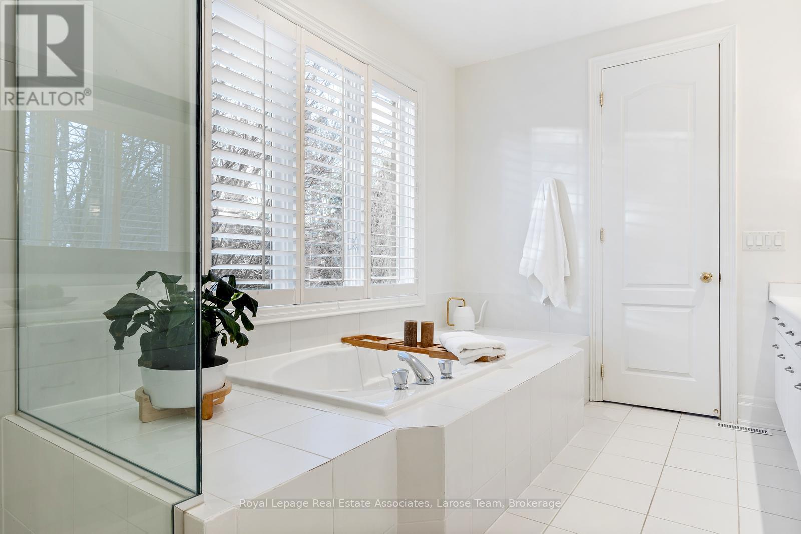 Primary Ensuite with Deep Spa-like Tub - 562 Gladwyne Court, Mississauga, ON - Indoor Photo Showing Bathroom