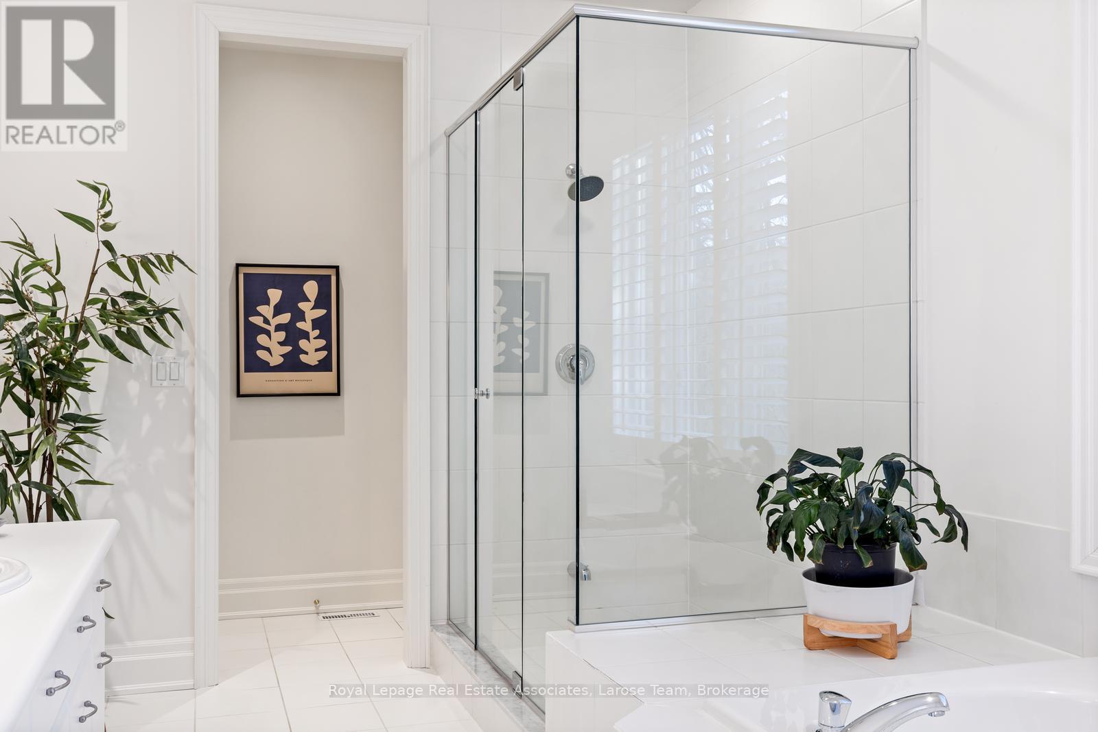 Primary Ensuite with Huge Walk-In Shower - 562 Gladwyne Court, Mississauga, ON - Indoor Photo Showing Bathroom