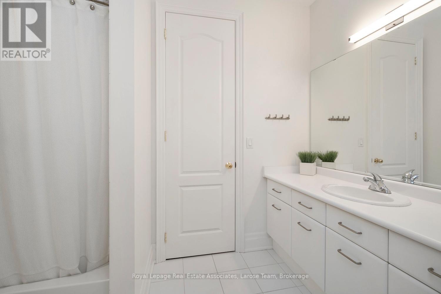 Jack & Jill 4 Piece Bathroom btwn 2nd & 3rd Bdrms - 562 Gladwyne Court, Mississauga, ON - Indoor Photo Showing Bathroom
