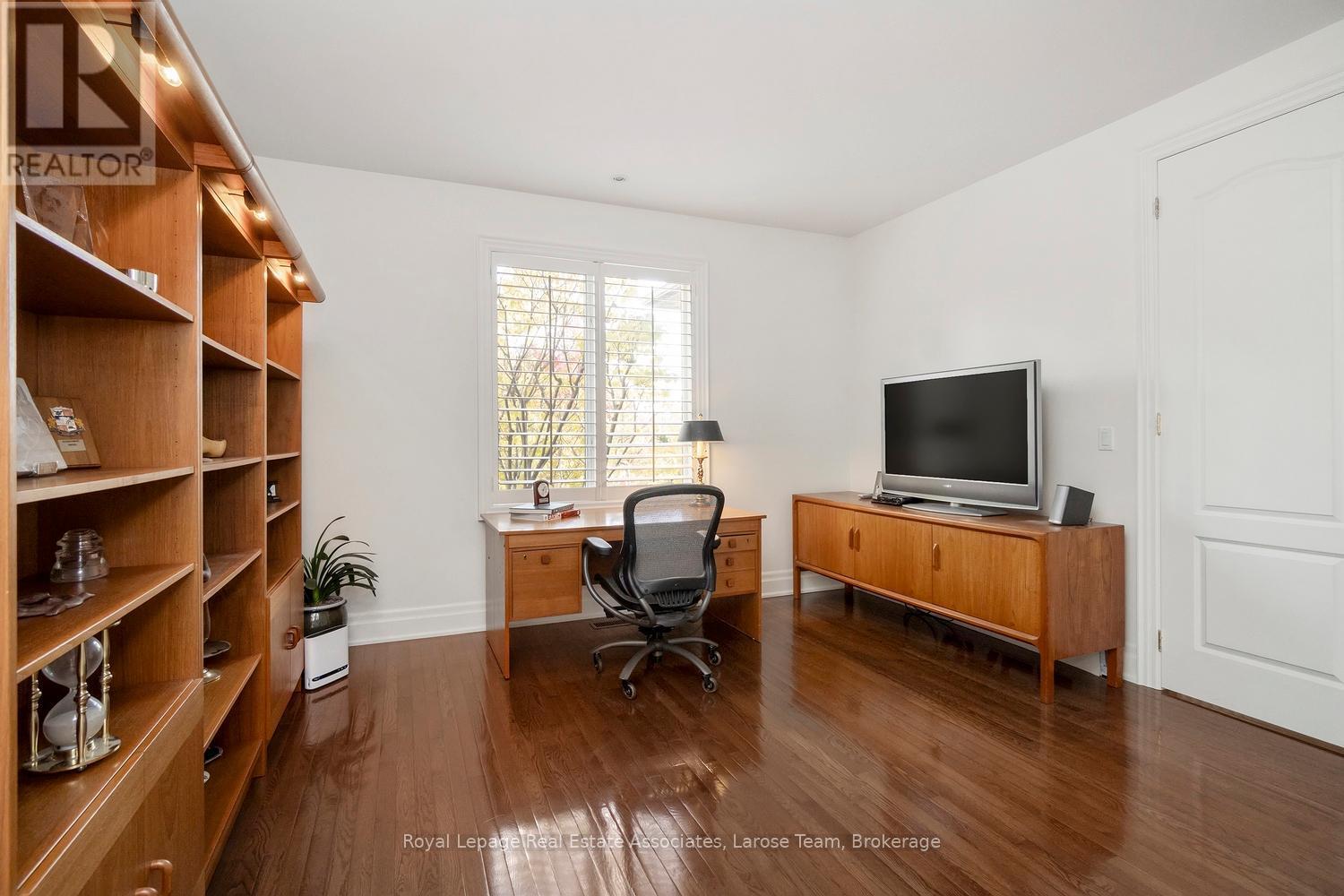 3rd Bedroom/Office with Walk-In Closet - 562 Gladwyne Court, Mississauga, ON - Indoor Photo Showing Office