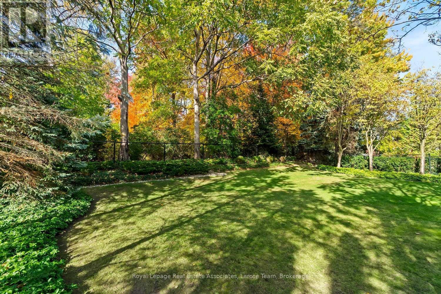 Professionally Landscaped with Irrigation System - 562 Gladwyne Court, Mississauga, ON - Outdoor