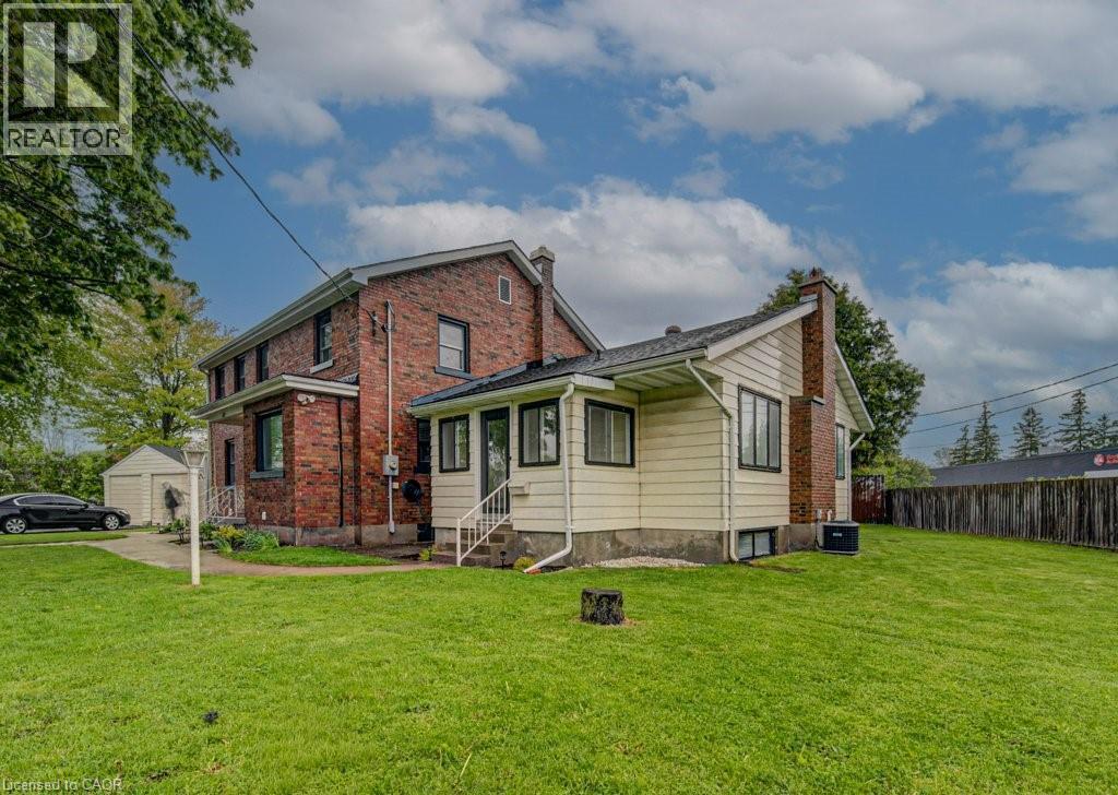 Spacious rear yard with a manicured lawn, complemented by a brick and siding exterior - 128 Pollock Avenue, Cambridge, ON - Outdoor