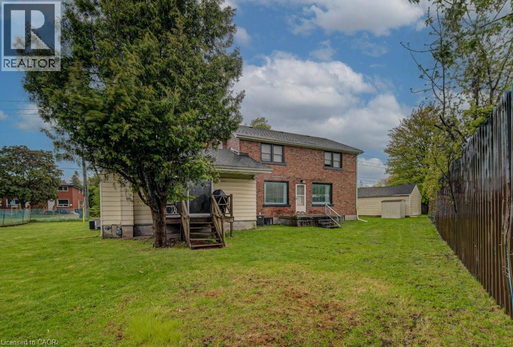 Expansive green lawn with a mature tree - 128 Pollock Avenue, Cambridge, ON - Outdoor
