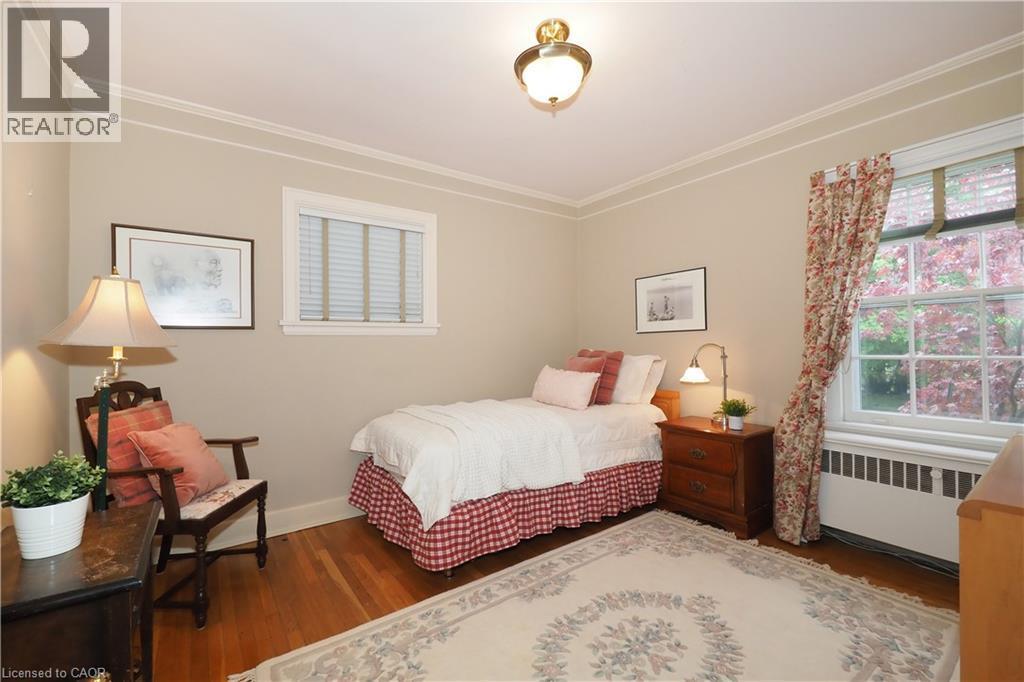 Interior room with hardwood flooring and light-toned walls - 2023 Coronation Boulevard, Cambridge, ON - Indoor Photo Showing Bedroom