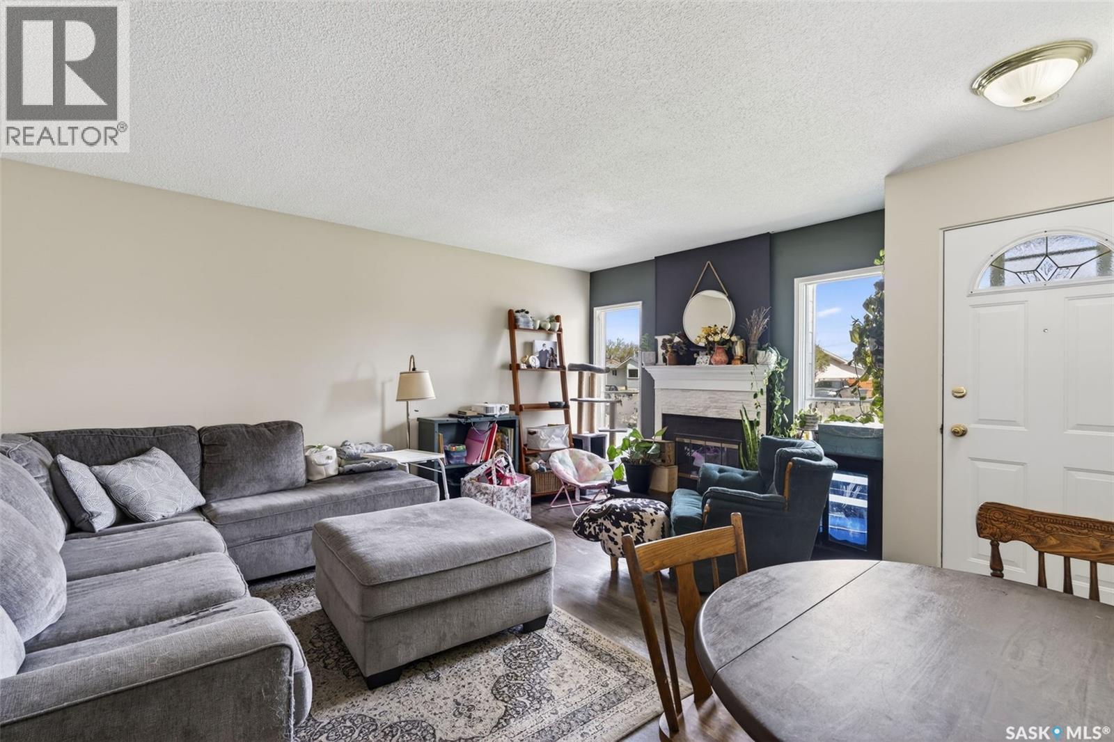 413 Vancouver Avenue N, Saskatoon, SK - Indoor Photo Showing Living Room With Fireplace