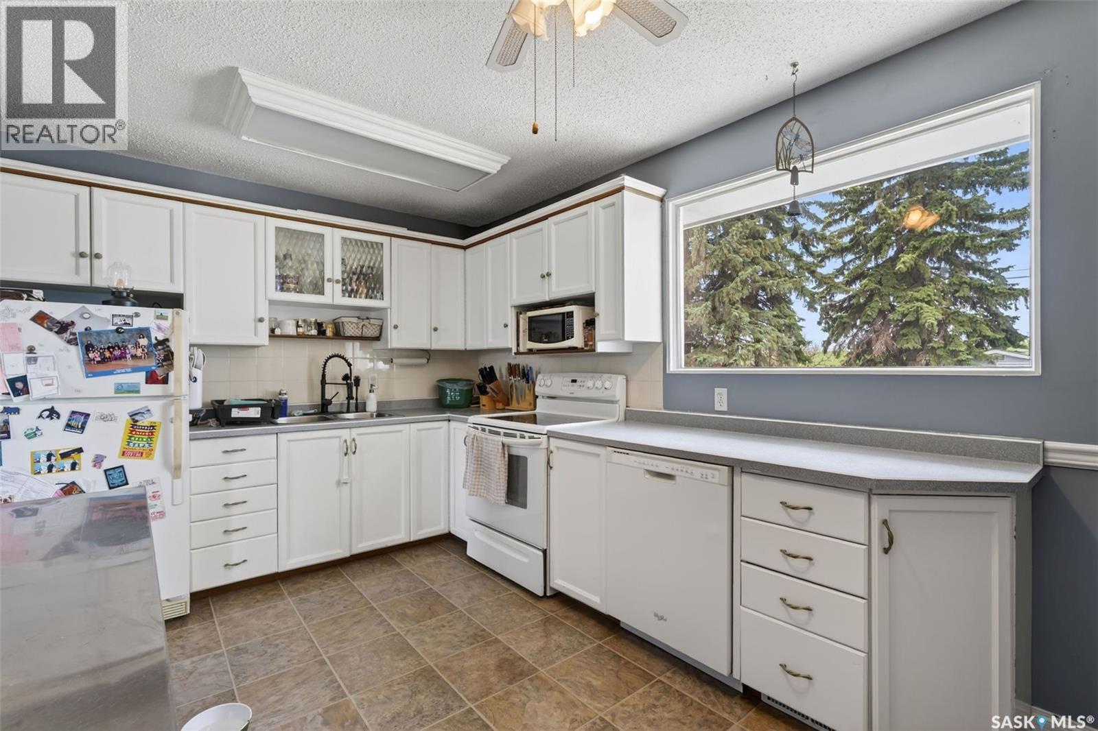 413 Vancouver Avenue N, Saskatoon, SK - Indoor Photo Showing Kitchen