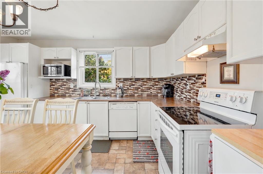 144 Bellingham Drive, Hamilton, ON - Indoor Photo Showing Kitchen