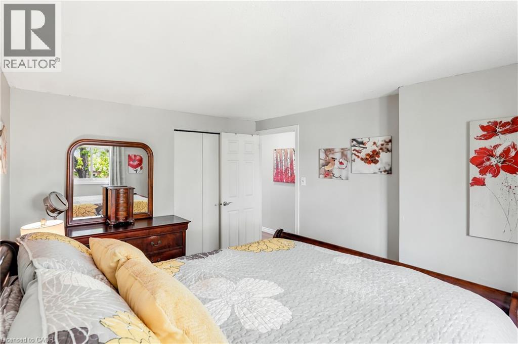 144 Bellingham Drive, Hamilton, ON - Indoor Photo Showing Bedroom