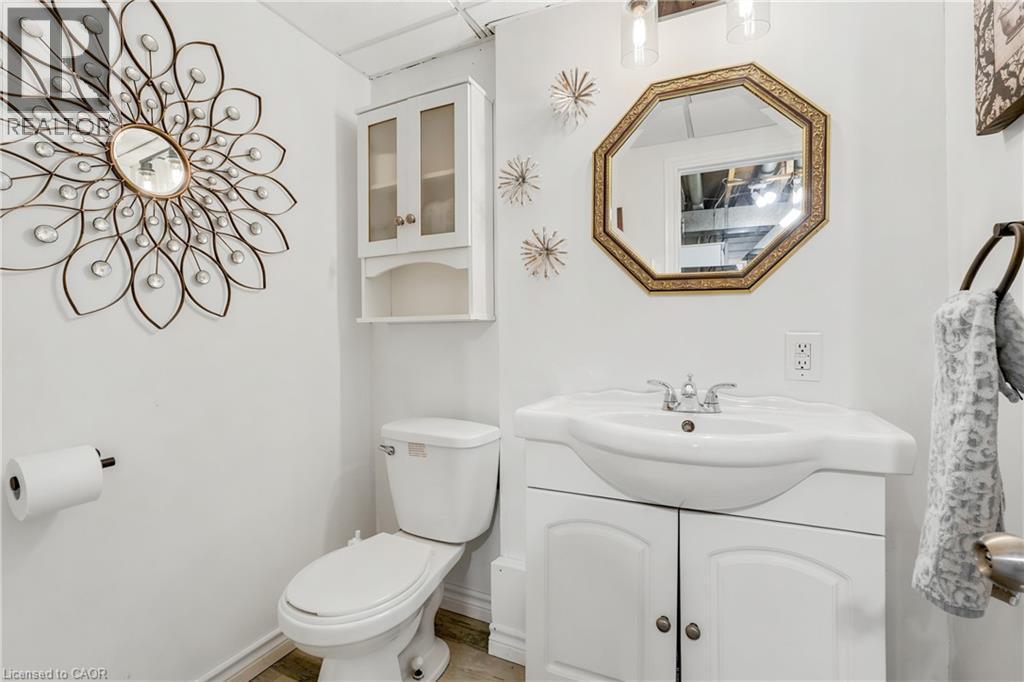 144 Bellingham Drive, Hamilton, ON - Indoor Photo Showing Bathroom