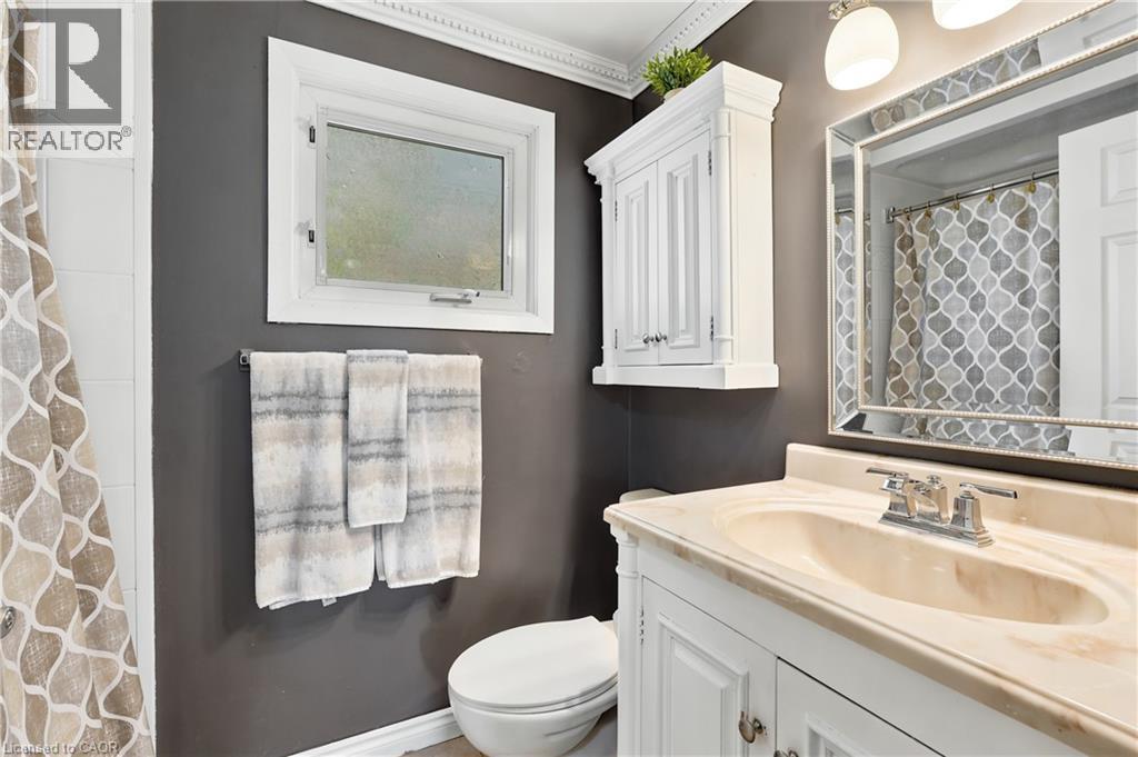 144 Bellingham Drive, Hamilton, ON - Indoor Photo Showing Bathroom