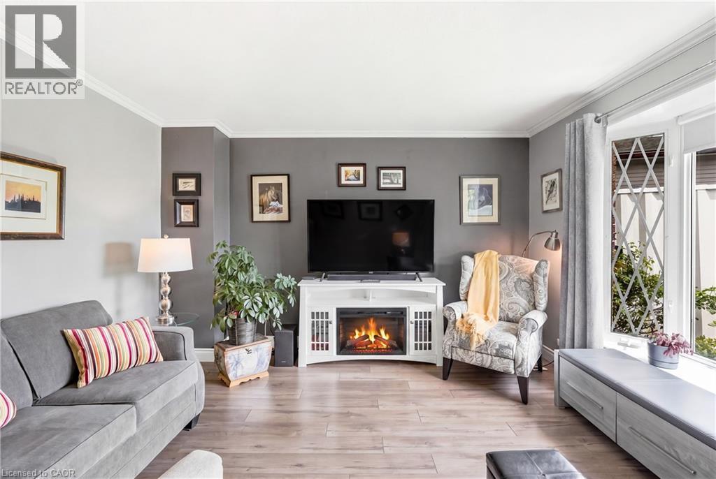 144 Bellingham Drive, Hamilton, ON - Indoor Photo Showing Living Room