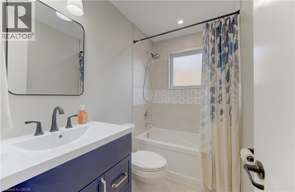 51 Coach Hill Drive, Kitchener, ON - Indoor Photo Showing Bathroom