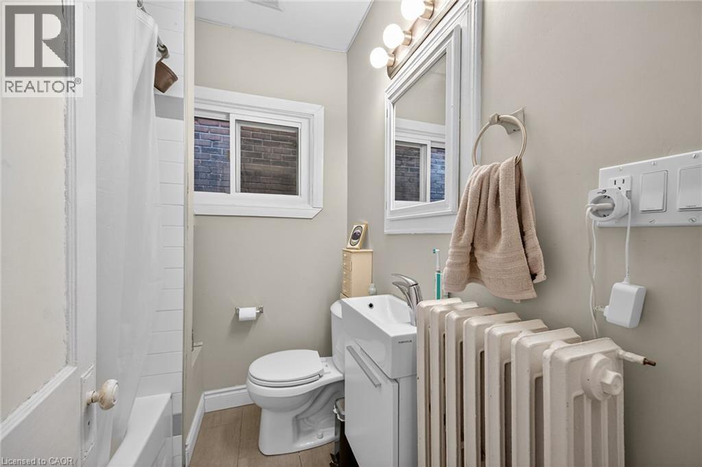 227 Sherman Avenue S, Hamilton, ON - Indoor Photo Showing Bathroom