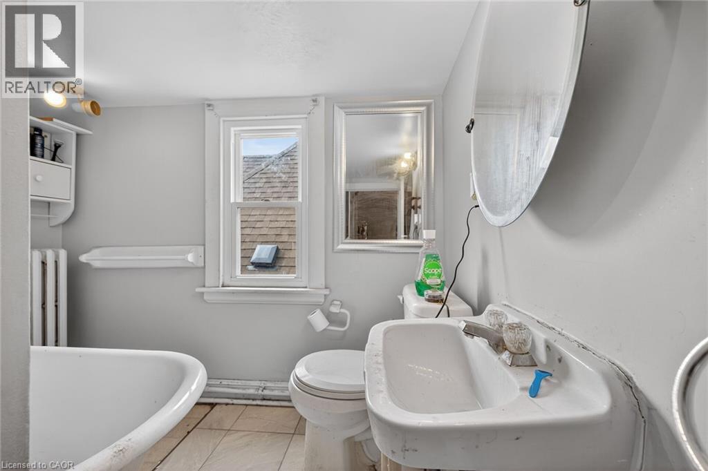 227 Sherman Avenue S, Hamilton, ON - Indoor Photo Showing Bathroom