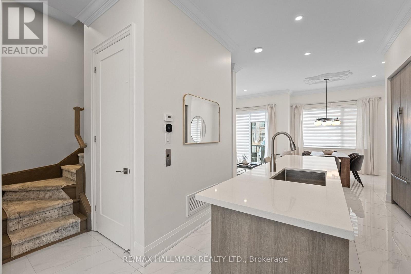 129 High Street W, Mississauga, ON - Indoor Photo Showing Kitchen With Upgraded Kitchen