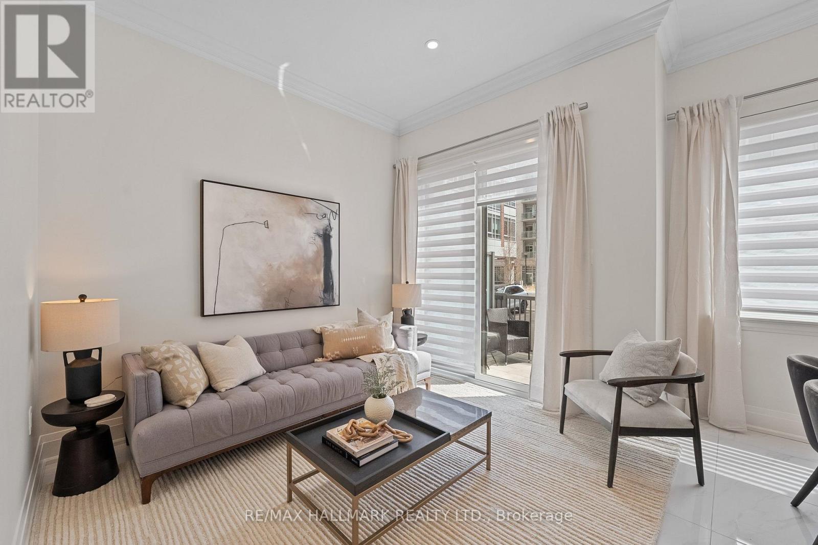 129 High Street W, Mississauga, ON - Indoor Photo Showing Living Room