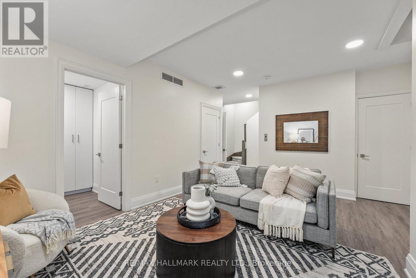 129 High Street W, Mississauga, ON - Indoor Photo Showing Living Room