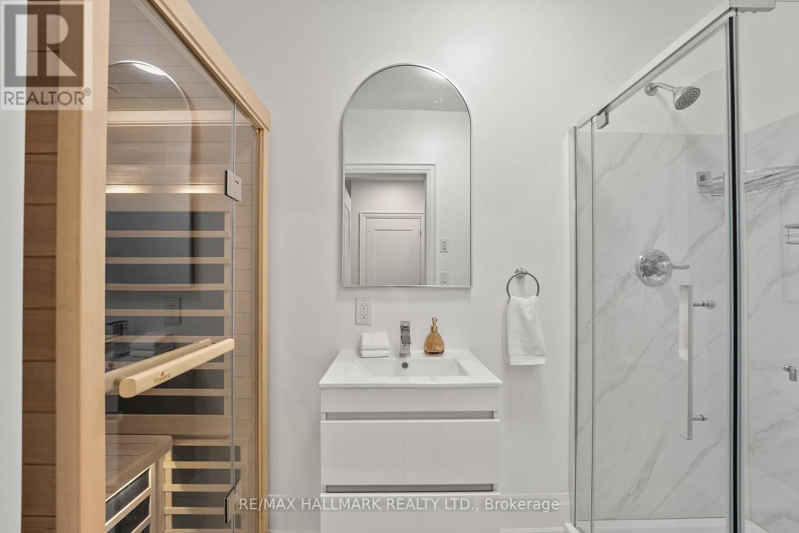 129 High Street W, Mississauga, ON - Indoor Photo Showing Bathroom