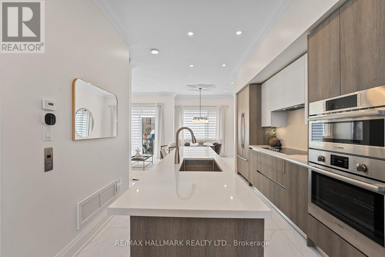 129 High Street W, Mississauga, ON - Indoor Photo Showing Kitchen With Upgraded Kitchen
