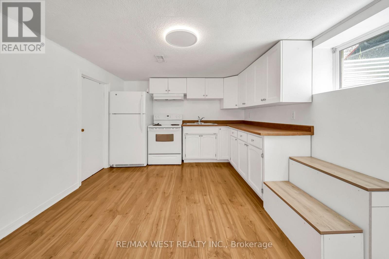 Lower - 62 Greendale Crescent, Kitchener, ON - Indoor Photo Showing Kitchen