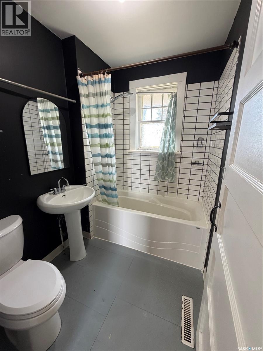 10 Railway Avenue, Redvers, SK - Indoor Photo Showing Bathroom