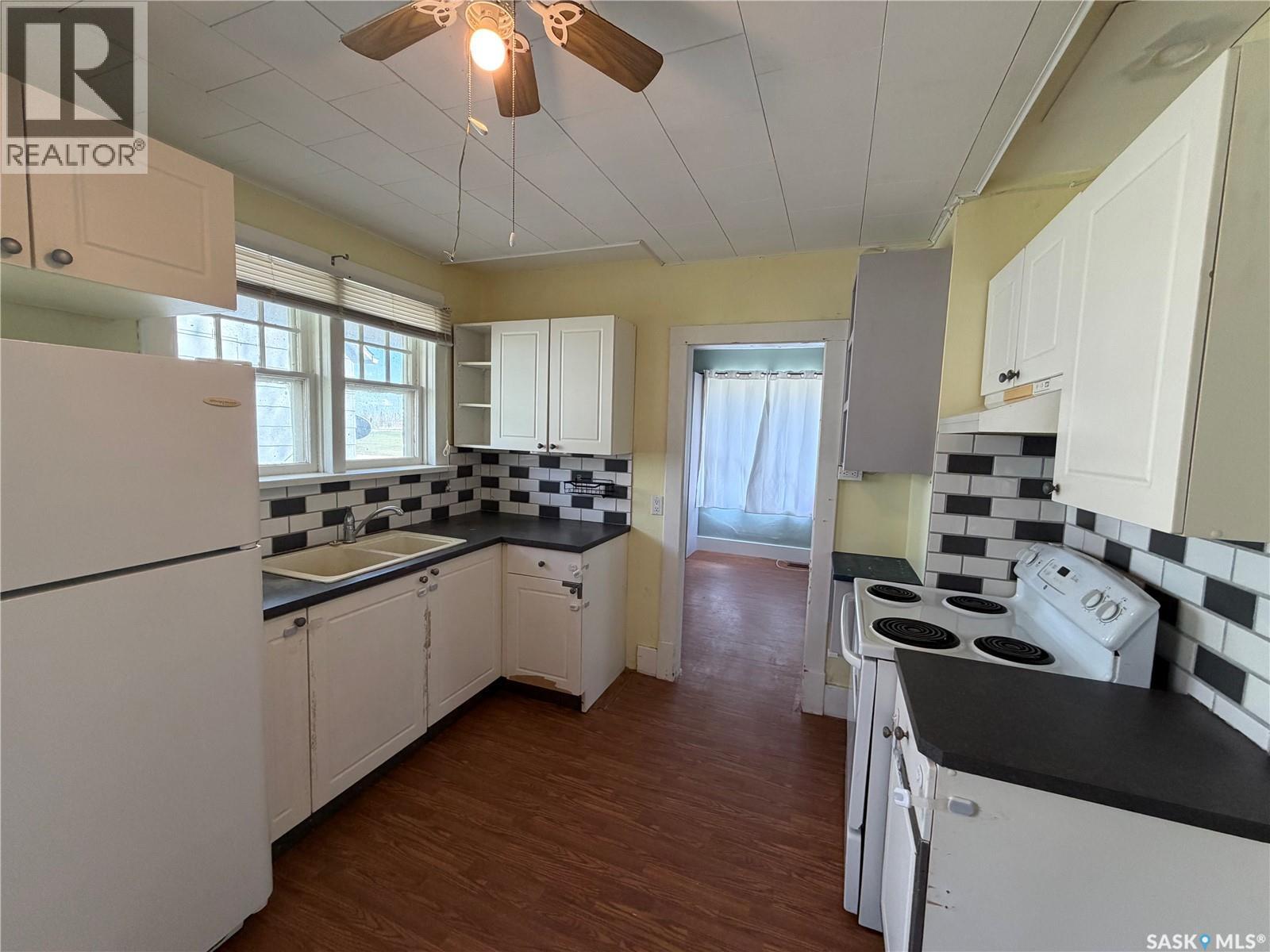 10 Railway Avenue, Redvers, SK - Indoor Photo Showing Kitchen With Double Sink