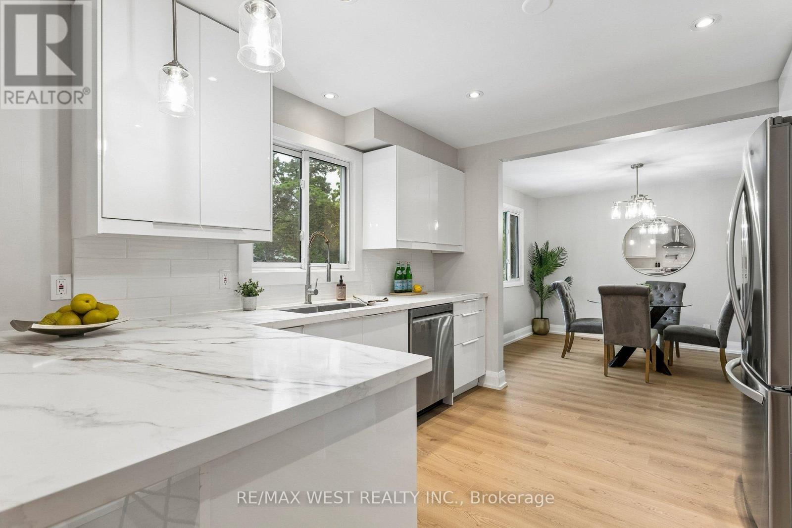 563 Joyce Boulevard, Milton, ON - Indoor Photo Showing Kitchen With Upgraded Kitchen