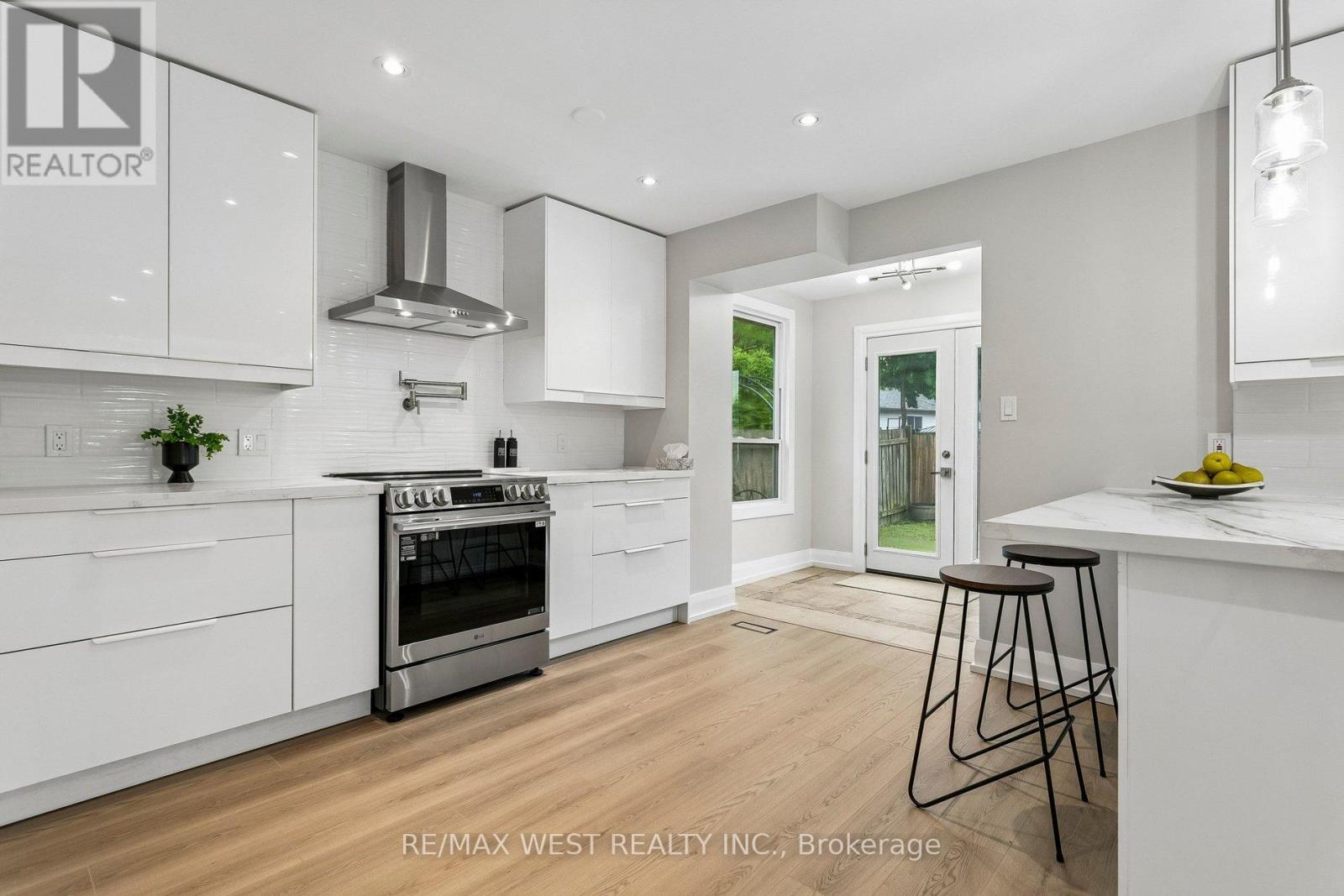 563 Joyce Boulevard, Milton, ON - Indoor Photo Showing Kitchen With Upgraded Kitchen