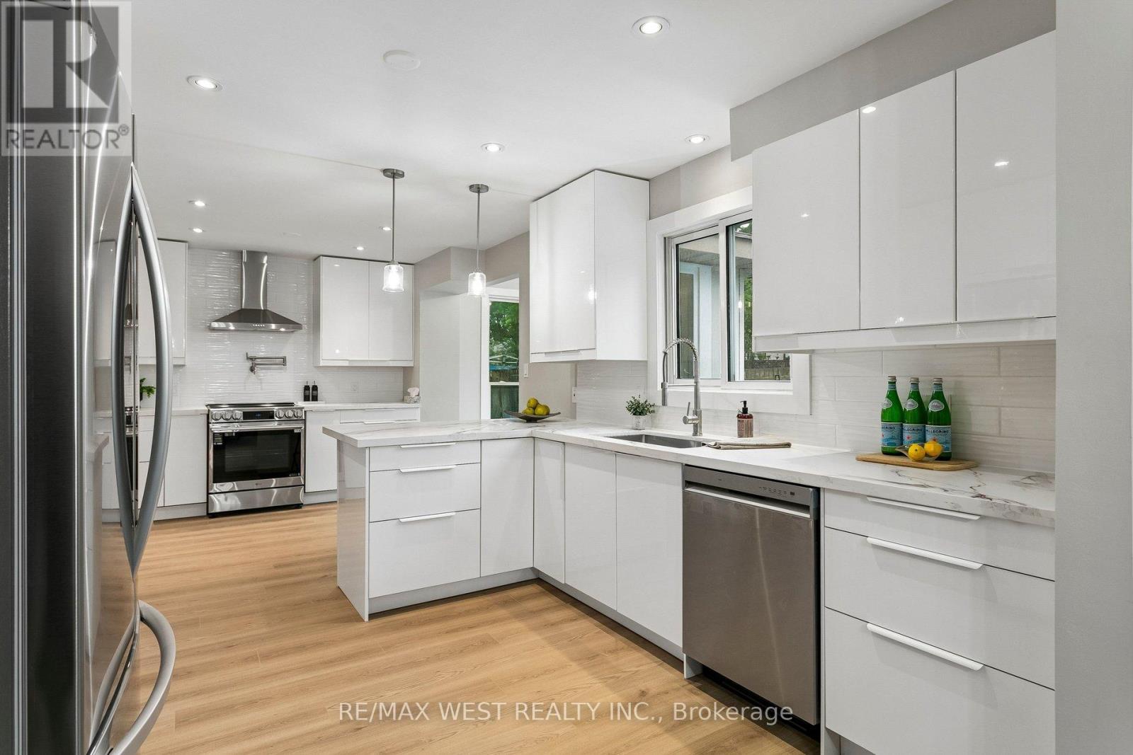 563 Joyce Boulevard, Milton, ON - Indoor Photo Showing Kitchen With Double Sink With Upgraded Kitchen