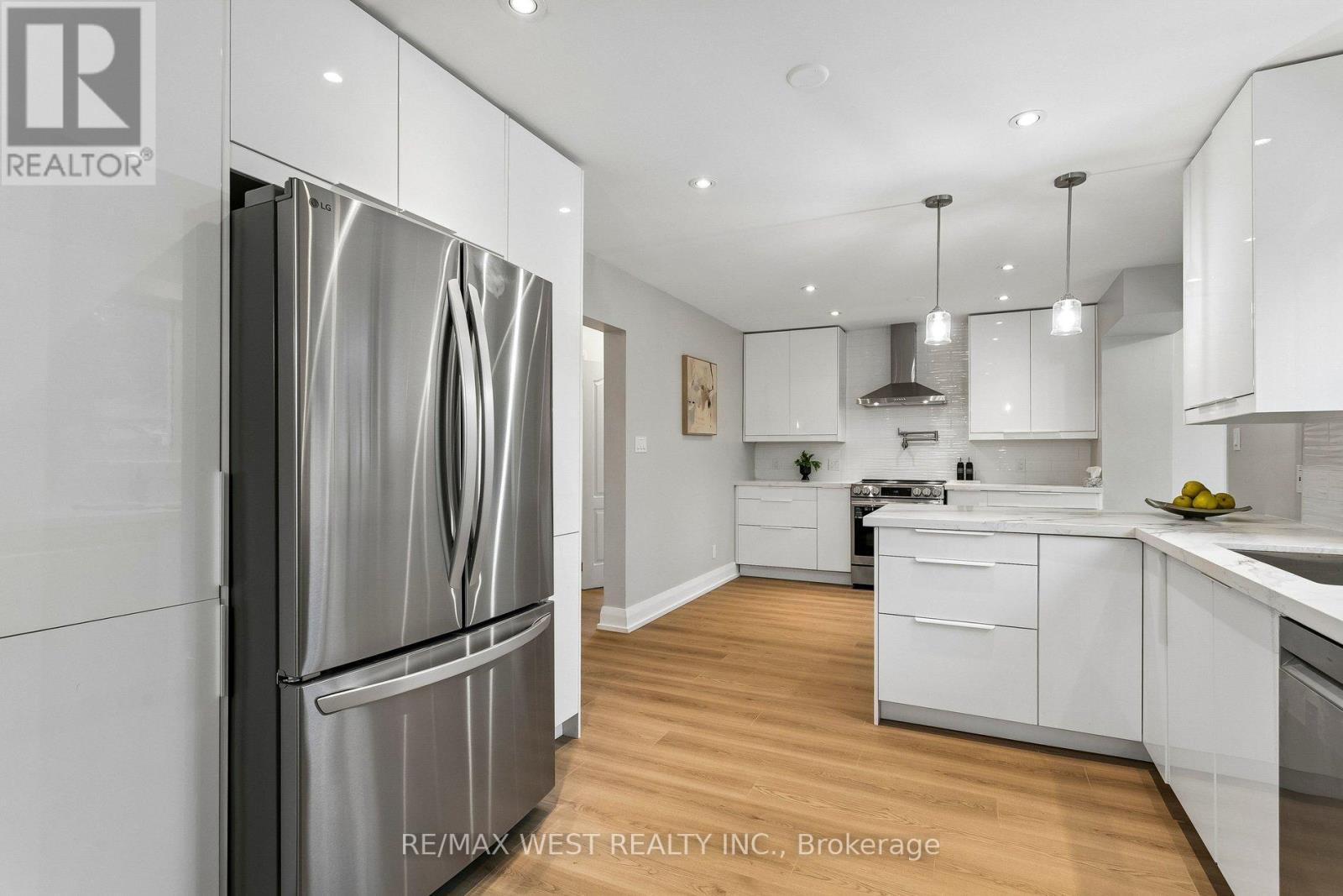 563 Joyce Boulevard, Milton, ON - Indoor Photo Showing Kitchen With Upgraded Kitchen