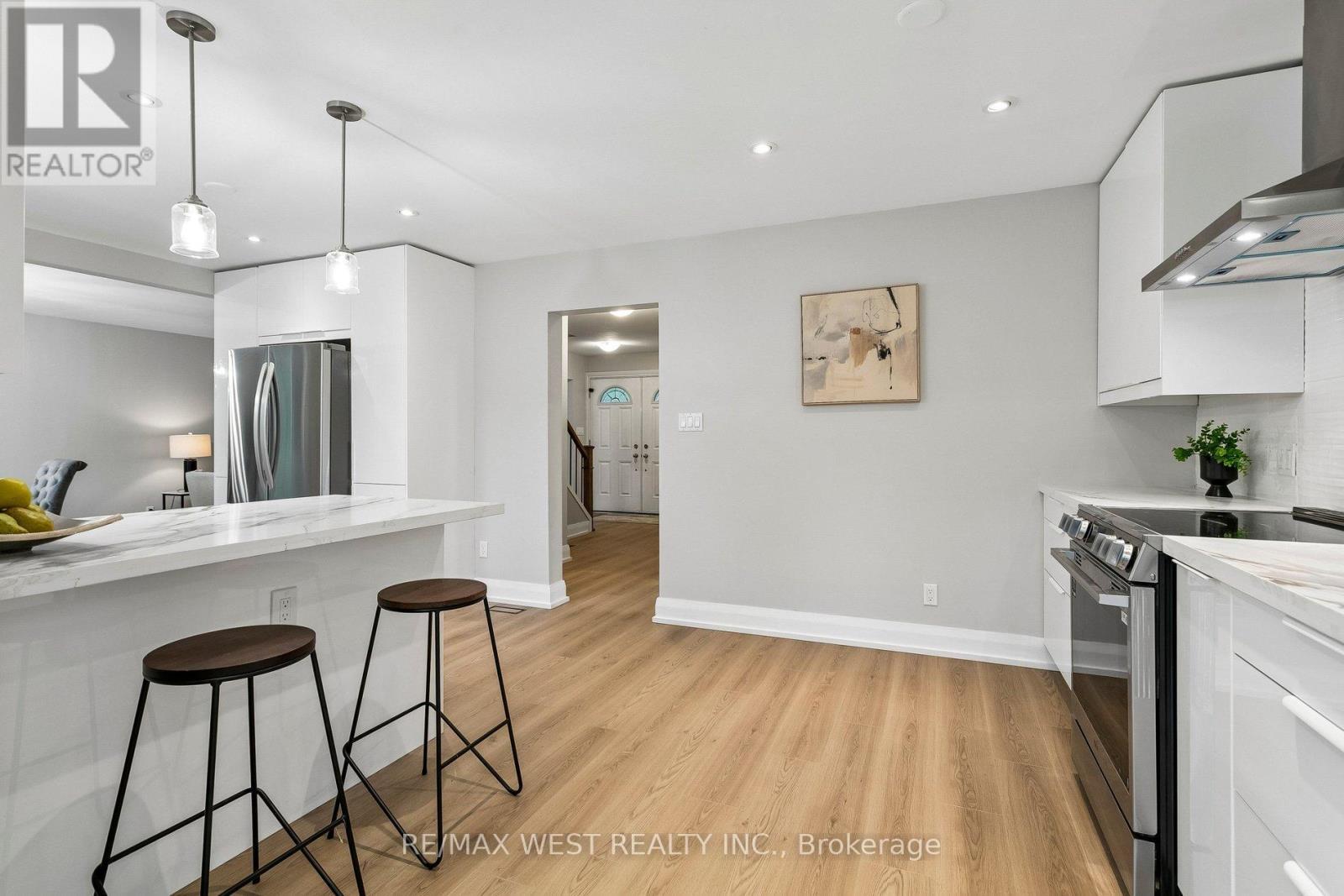 563 Joyce Boulevard, Milton, ON - Indoor Photo Showing Kitchen With Upgraded Kitchen